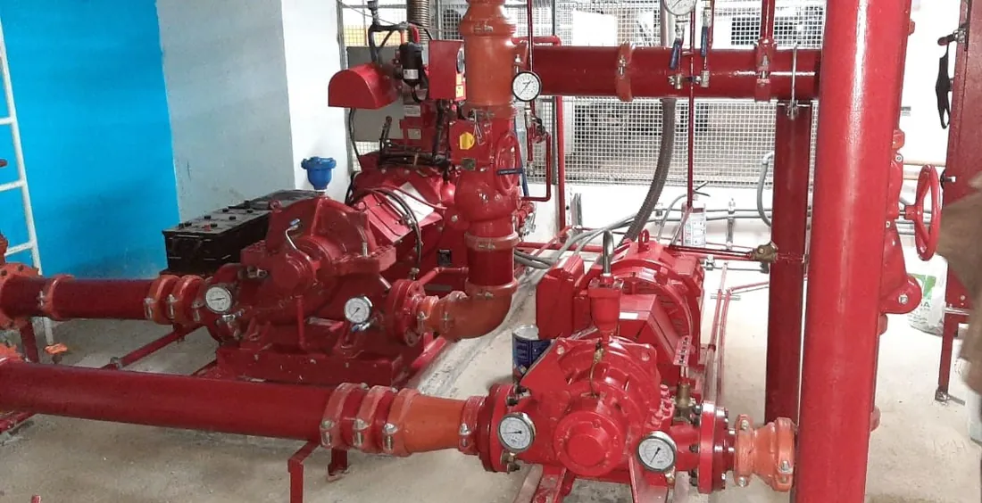 Cuarto de bombas contra incendio con equipos y tubería roja instalados por SM Imperio
