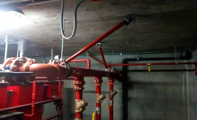 Soportes antisísmicos en tubería contra incendio
